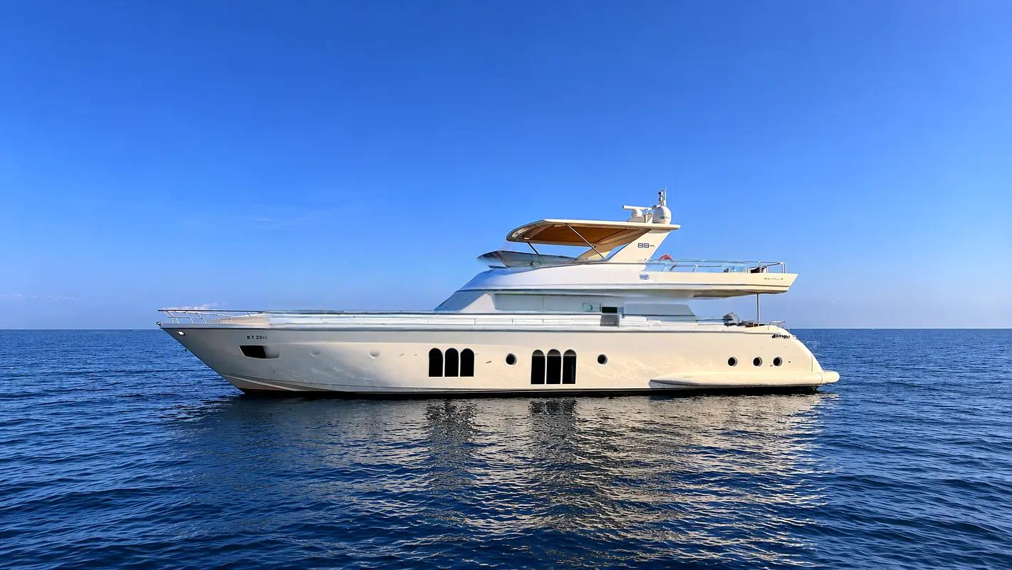 2013 Azimut 88 | Luxury Flybridge Yacht | Excellent Condition
