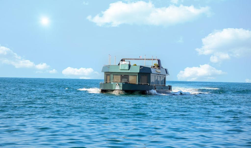 100Ft Playboy Houseboat — yacht rental listing in Dubai Marina